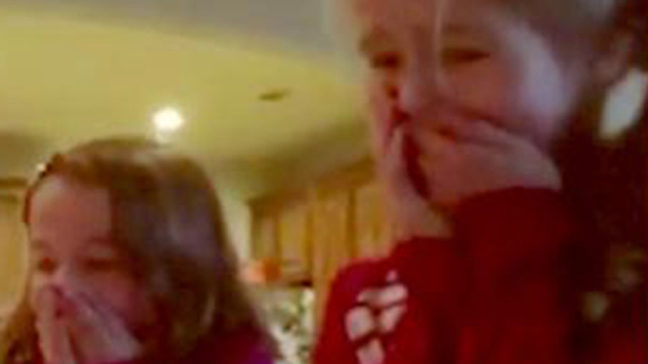 Als sie ein bestimmtes Geschenk unter dem Baum liegen sehen, brechen sie in Tränen aus