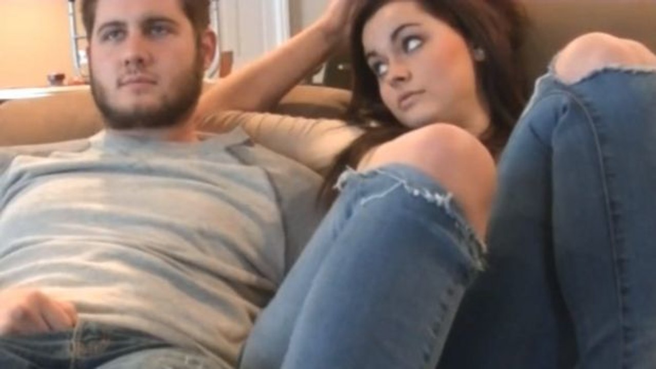 Diese junge Frau legt's wirklich darauf an, ihren Freund aus der Ruhe zu bringen. Doch er reagiert nicht, wie sie will!