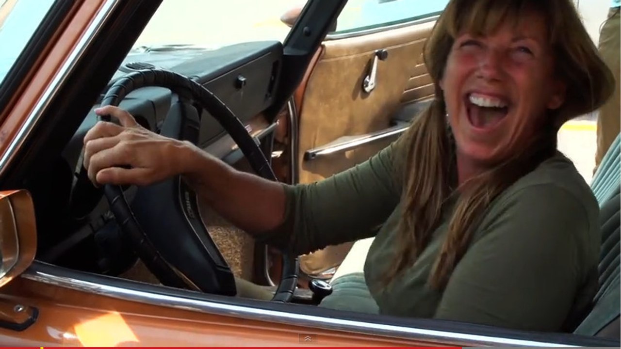 Er schenkt seiner Mutter ihr Traumauto! Ihre Reaktion ist unbeschreiblich...