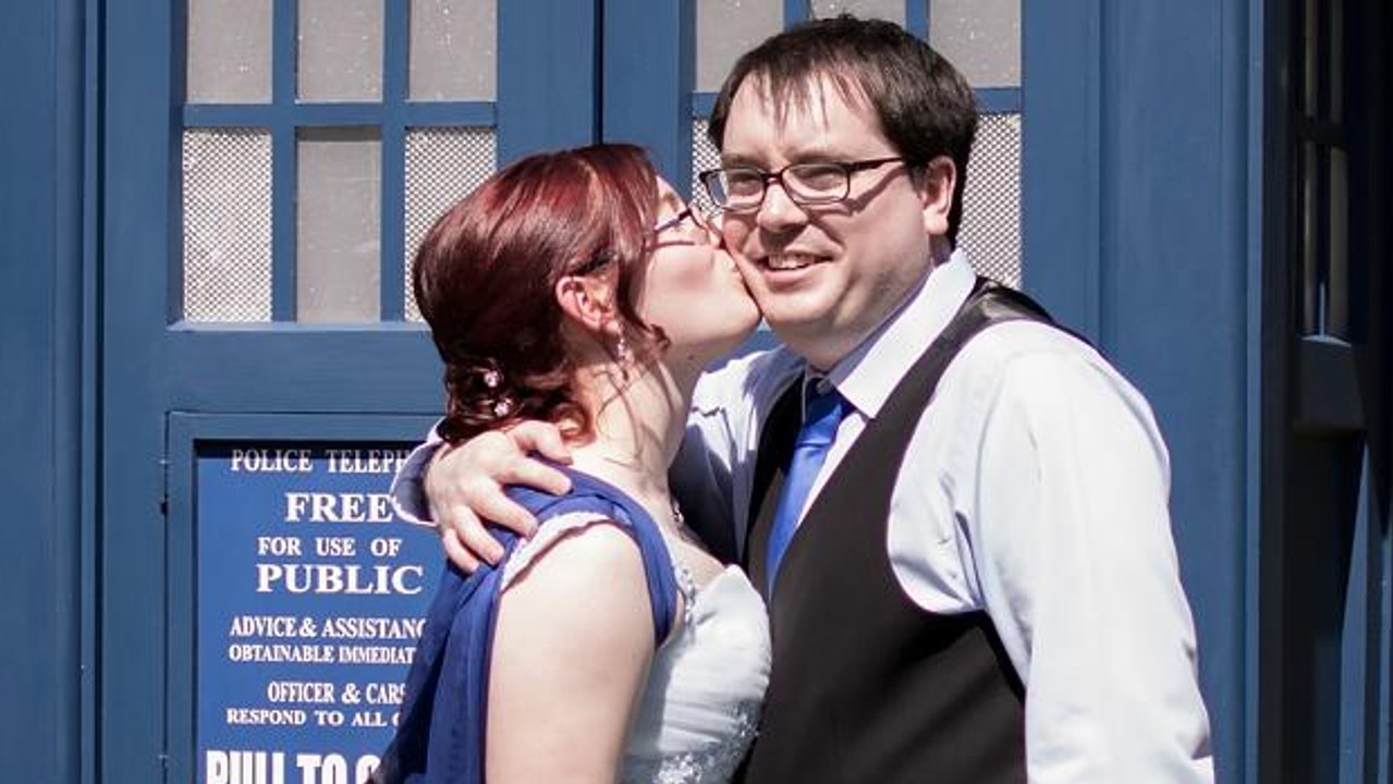 Als Kind jahrelang misshandelt, schickt sie eine ganz besondere Hochzeitseinladung an ihre Eltern.