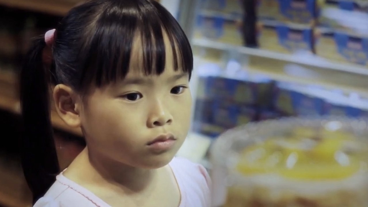 Sie kann die Torte, die sie für den Geburtstag ihres Großvaters ausgesucht hat, nicht bezahlen. Bis ihr jemand zu Hilfe kommt ...