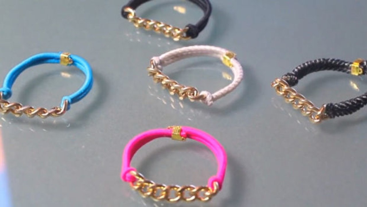 So macht Ihr hübsche Armbänder aus Haargummis