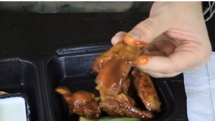 So esst ihr eure Hähnchenflügel richtig und verliert auch nicht ein Krümelchen Fleisch!