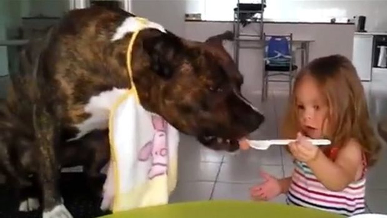 Die Kleine teilt ihr Essen mit diesem Hund... Ob es ihm schmeckt?