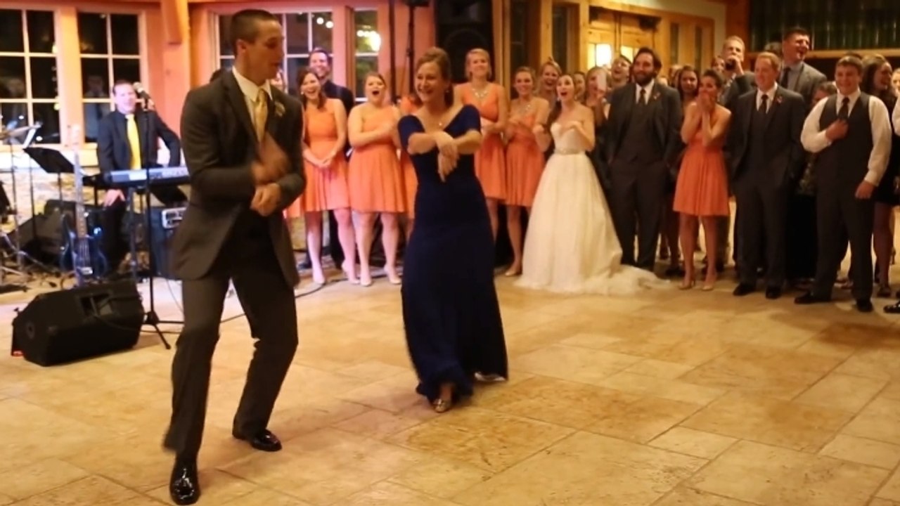 Mutter und Sohn tanzen auf der Hochzeit. Den Gästen kippt die Kinnlade runter!