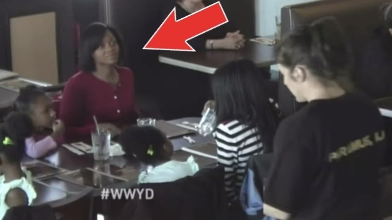 Diskriminierung einer neunköpfigen familie im restaurant. die anderen gäste werden mit versteckter kamera gefilmt.
