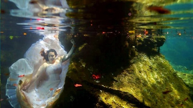 Der Mann dieser Frau stirbt kurz vor der Hochzeit. Sie ehrt ihn in ihrem Hochzeitskleid auf eine besondere Weise