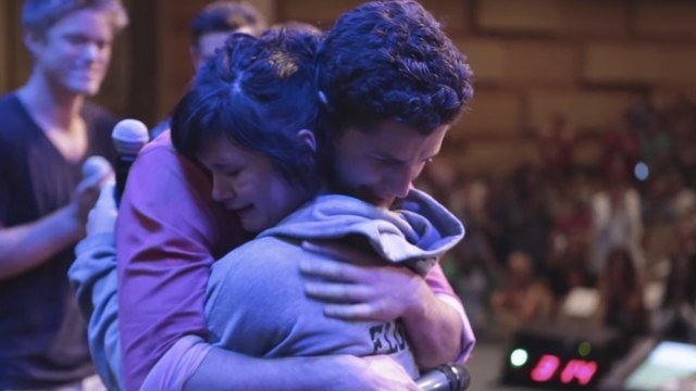 Diese junge Frau wurde mit nur einer Hand geboren... Da machen ihr ihre Freunde ein unglaubliches Geschenk!