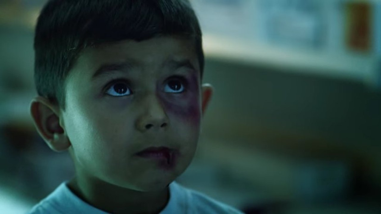 Dieser kleine junge wurde opfer von gewalt. wonach er danach fragt ist erschütternd