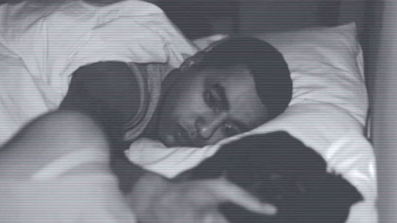 Diese Männer schlafen neben ihren Frauen ein... Doch beim Erwachen erwartet sie eine Überraschung!