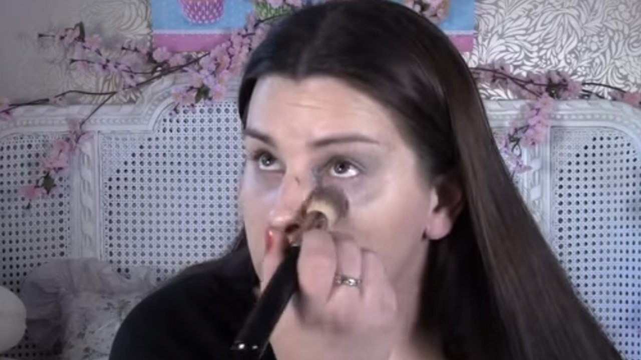 Diese Frau gibt kosmetische Ratschläge... Doch die traurige Wahrheit, die dahinter steckt, ist erschreckend