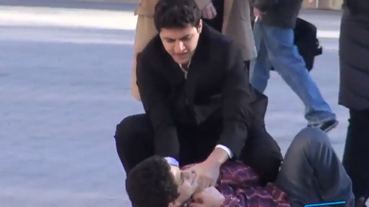 Auf offener Straße misshandeln sie ihren Sohn. Wie die Leute wohl regieren?