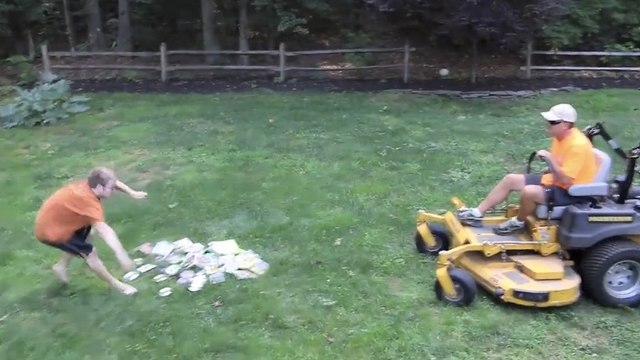 Dieser Vater erteilt seinem Sohn eine Lektion, indem er ihm alle Video-Spiele zerstört!