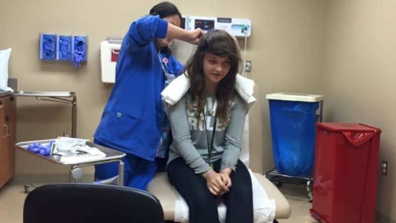 Ein Mitschüler schüttet ihr Kleber in die Haare. Sie reagiert absolut souverän