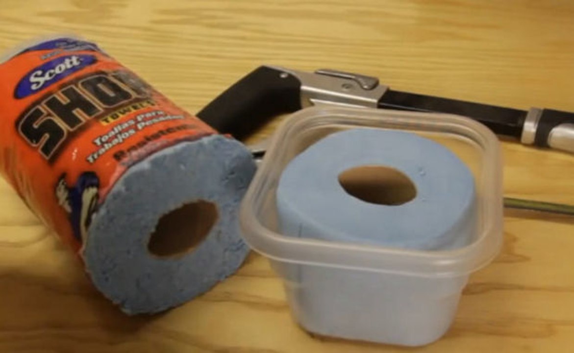 Dieser Mann kennt eine  Möglichkeit, Desinfektionstücher selber zu machen. Es geht wirklich leicht!