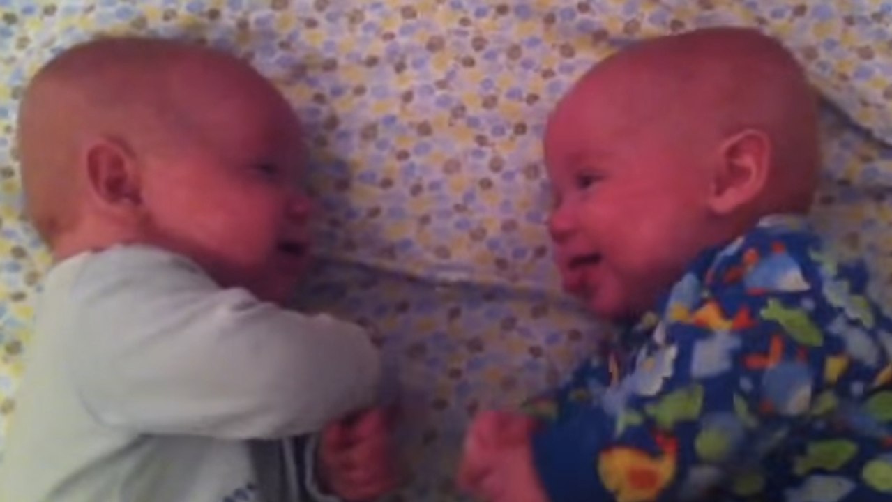 Wenige Monate alt: Dieses Zwillingspaar hat eine ganz besondere Art der Kommunikation
