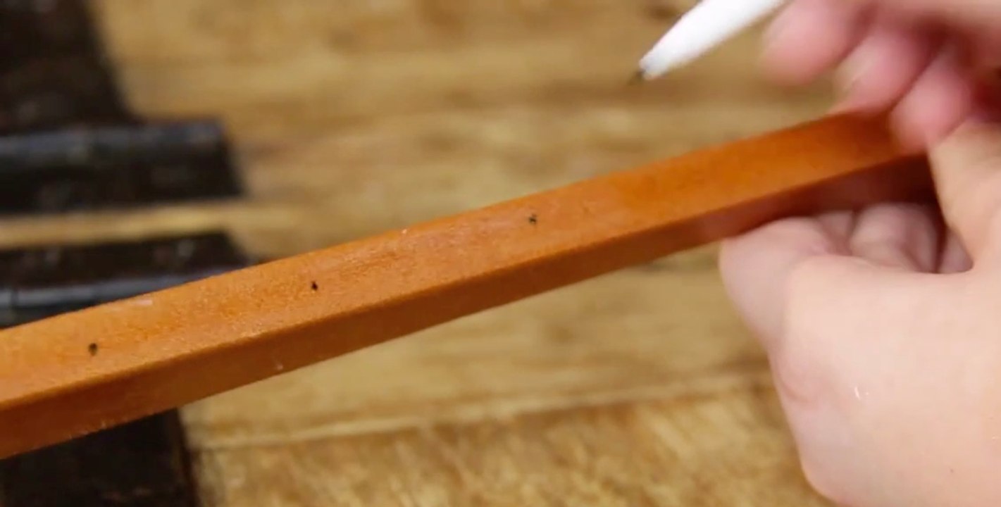 Sie nimmt einen Kleiderbügel und macht daraus etwas Unglaubliches