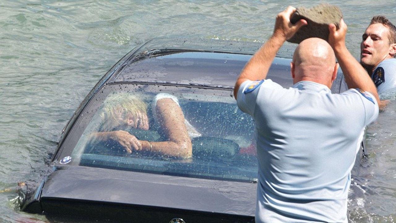 Diese Polizisten tun alles, um eine Frau vor dem Ertrinken zu retten