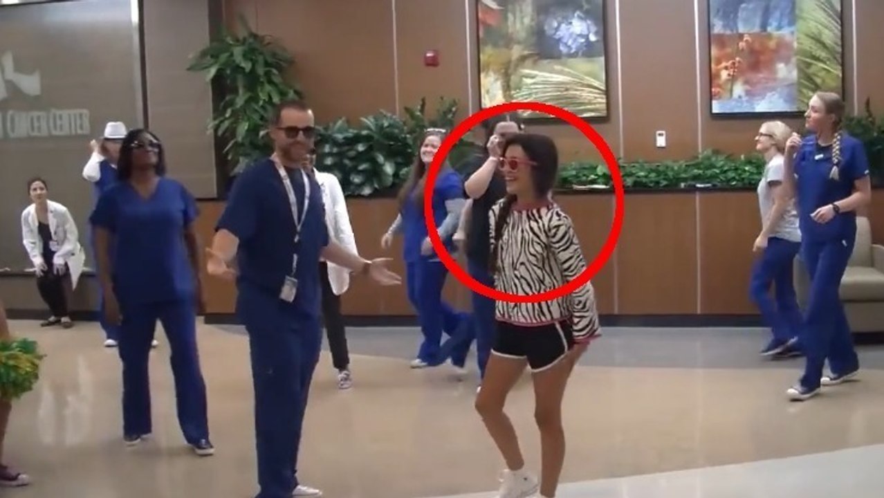 Bei ihrer Entlassung aus dem Krankenhaus gratuliert das Krankenhauspersonal dieser Jugendlichen mit einem Flashmob-Tanz zur gelungenen Krebsbehandlung