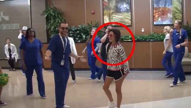 Bei ihrer Entlassung aus dem Krankenhaus gratuliert das Krankenhauspersonal dieser Jugendlichen mit einem Flashmob-Tanz zur gelungenen Krebsbehandlung