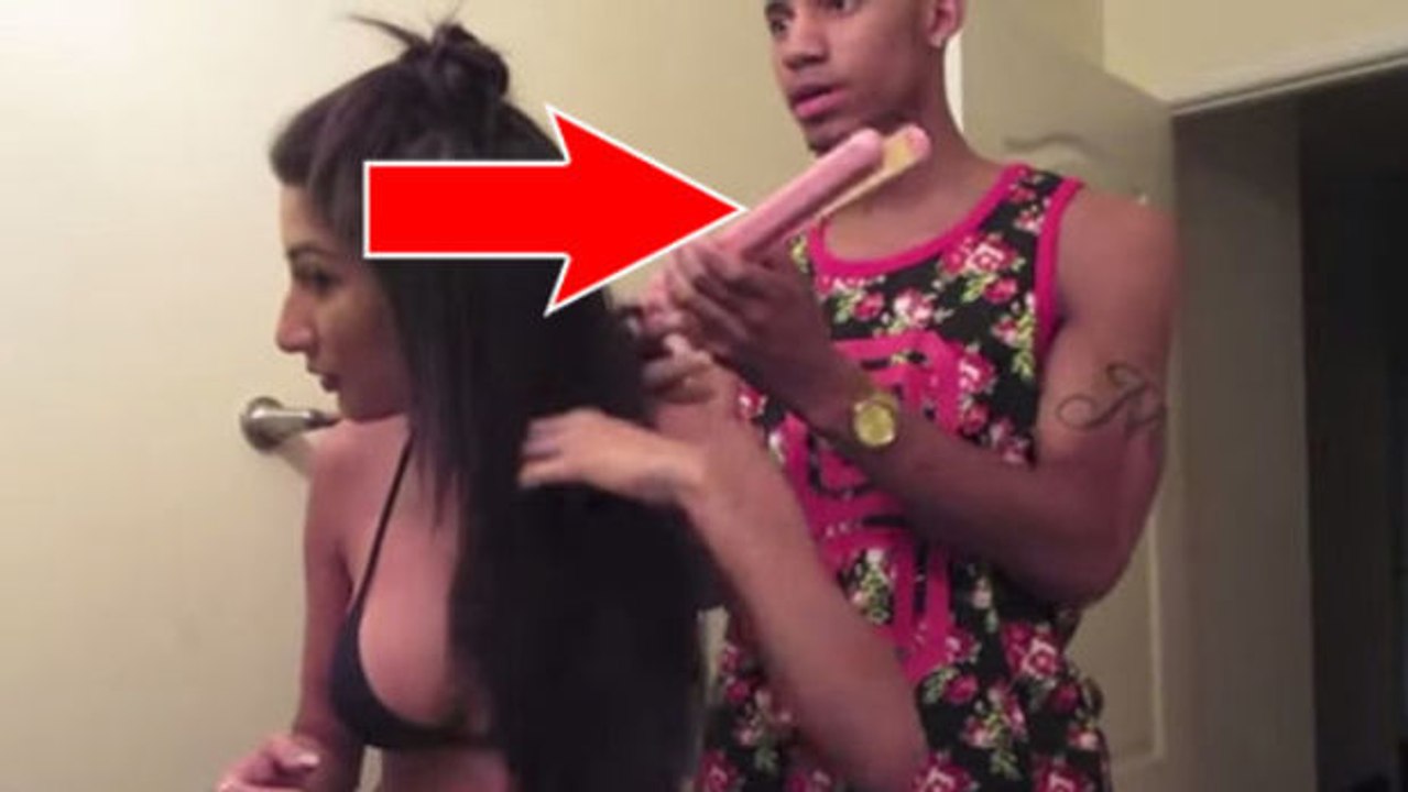 Beim Glätten der Haare seiner Freundin mit dem Glätteisen … passiert das Schlimmste!