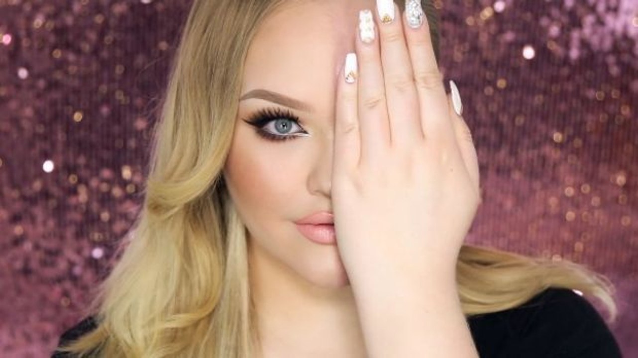 Sie schminkt sich nur eine Hälfte ihres Gesichts. Das Ergebnis ist verblüffend!