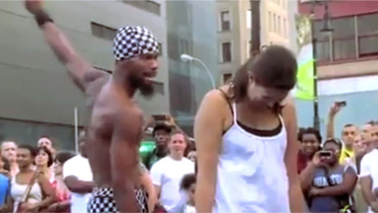 Was dieser Straßenkünstler hier vorführt, ist unglaublich! Vor allem der letzte Sprung!