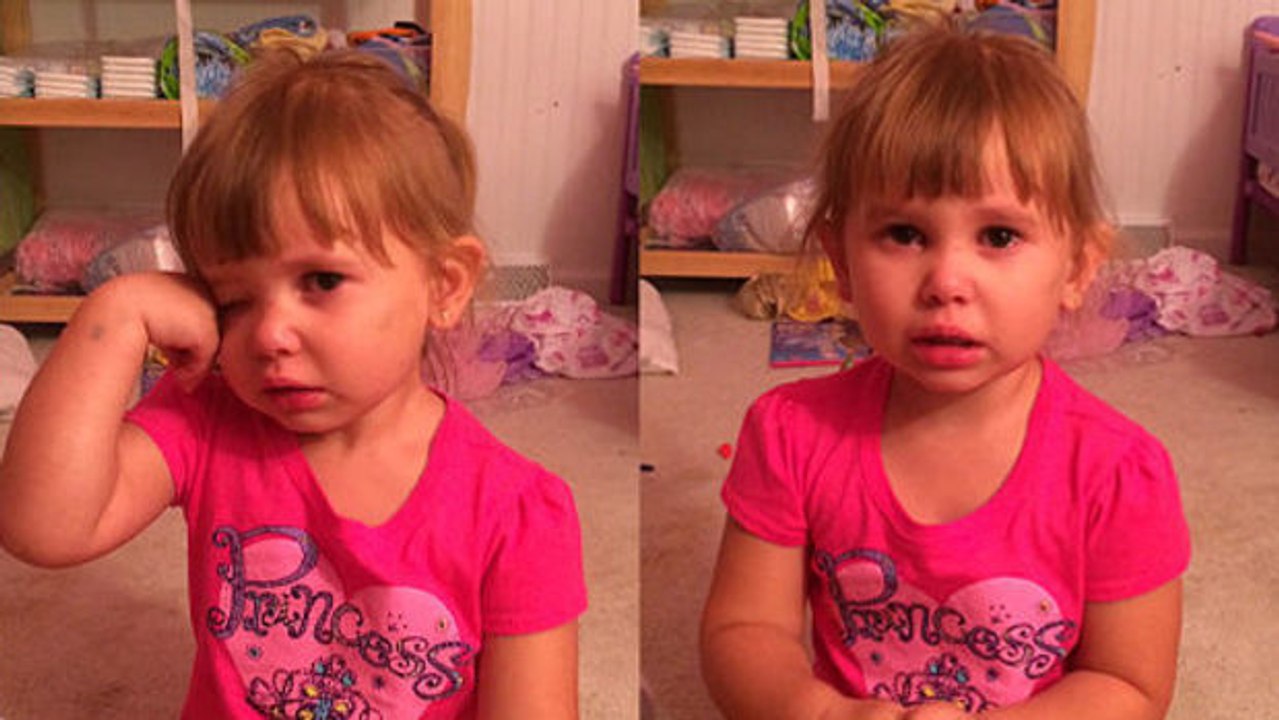 Ein kleines Mädchen erklärt seinem Vater, warum es seine Barbie bemalt hat