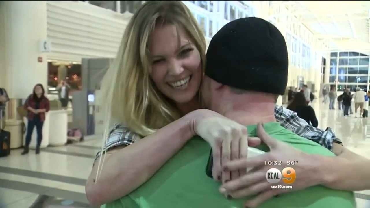 Sie heiratet einen Mann, den sie auf dem Flughafen von Ontario in Kanada zum ersten Mal wirklich sieht