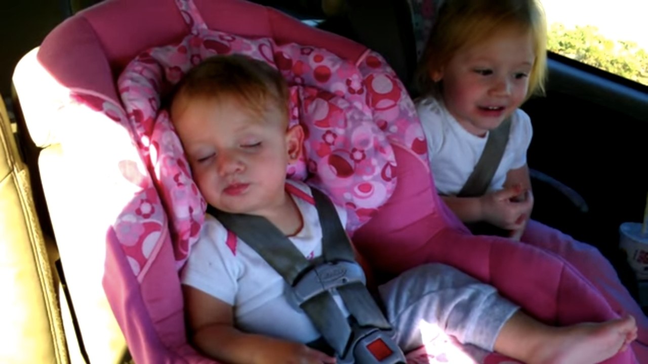 Ein kleines Mädchen schläft friedlich auf dem Kindersitz im Auto... Doch ihr Vater weiß, wie die Kleine sofort wach zu bekommen ist!