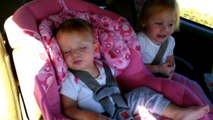 Ein kleines Mädchen schläft friedlich auf dem Kindersitz im Auto... Doch ihr Vater weiß, wie die Kleine sofort wach zu bekommen ist!