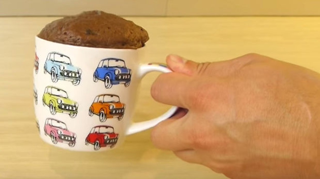 Dieser sehr leckere Mug Cake ist mit nur zwei Zutaten schnell gemacht. Du wirst es lieben