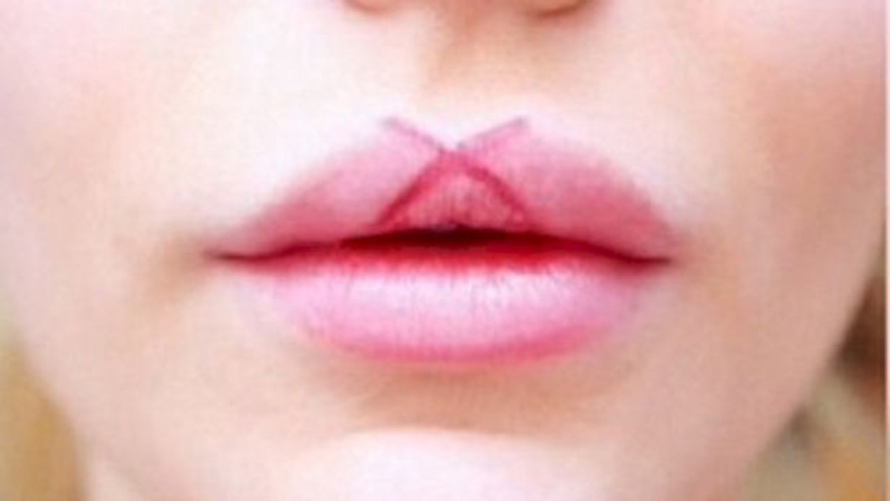 Dieses mädchen zeigt uns ihre technik für ein perfektes lippen-make-up