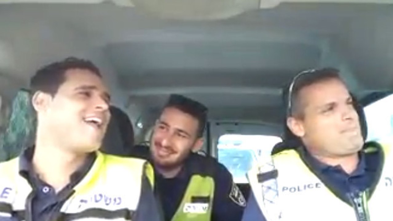 Drei Polizisten ziehen hier eine regelrechte Show mit einem Playback im Auto ab