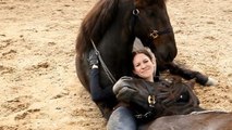 Sie legt sich zwischen zwei Pferde... Was dann kommt, ist einfach wunderbar!