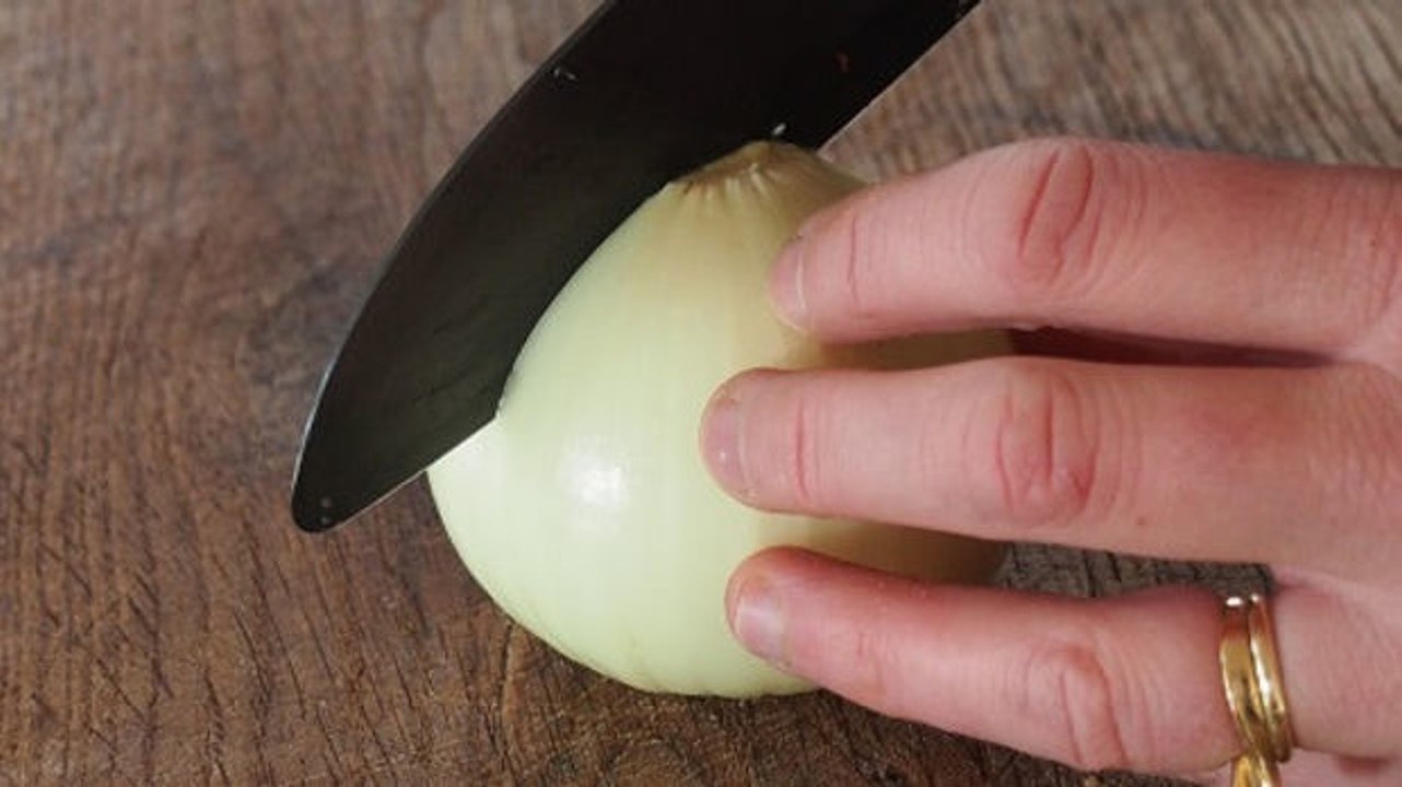 Du weißt nie, wie du eine Zwiebel richtig schneiden sollst? Lerne hier, wie es ganz einfach geht