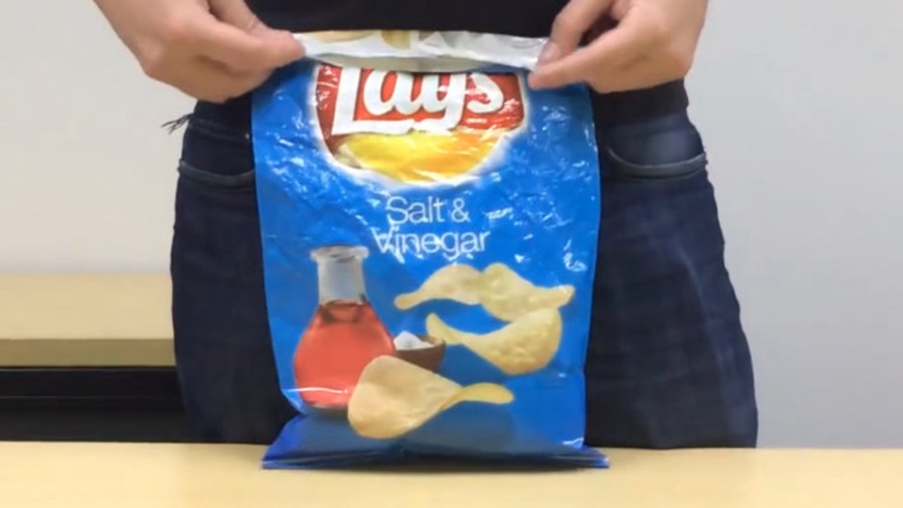 Ein guter Tipp, um eine offene Chips-Tüte ohne Hilfsmittel zu schließen