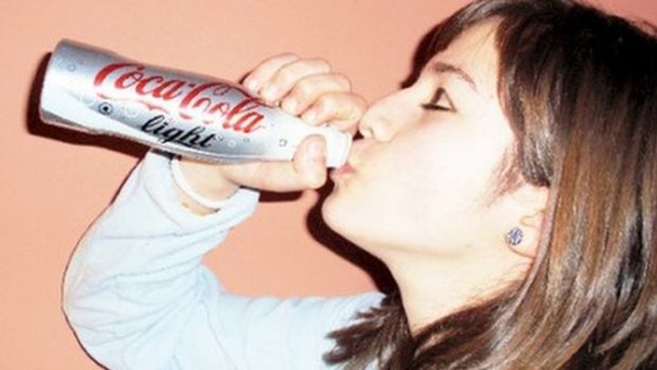 In der Schweiz werden Frauen dafür bezahlt, Coca-Cola zu trinken und Chips zu knabbern!
