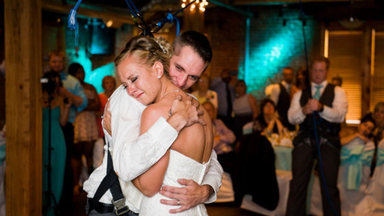 Dieser Mann ist querschnittgelähmt. Doch an seiner Trauung hat er eine Riesenüberraschung für die Braut!