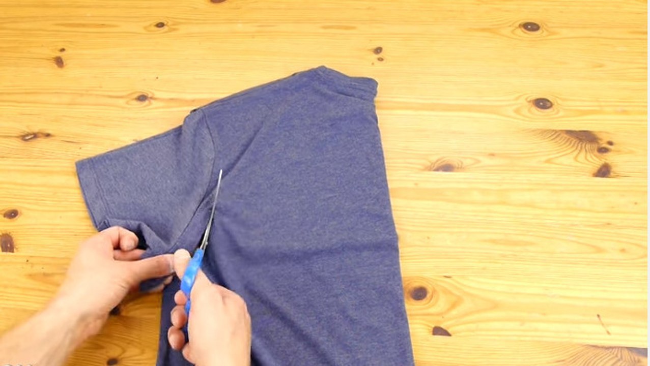 Mach aus einem einfachen T-Shirt in wenigen Minuten eine Tasche. Und alles, ohne nähen zu müssen