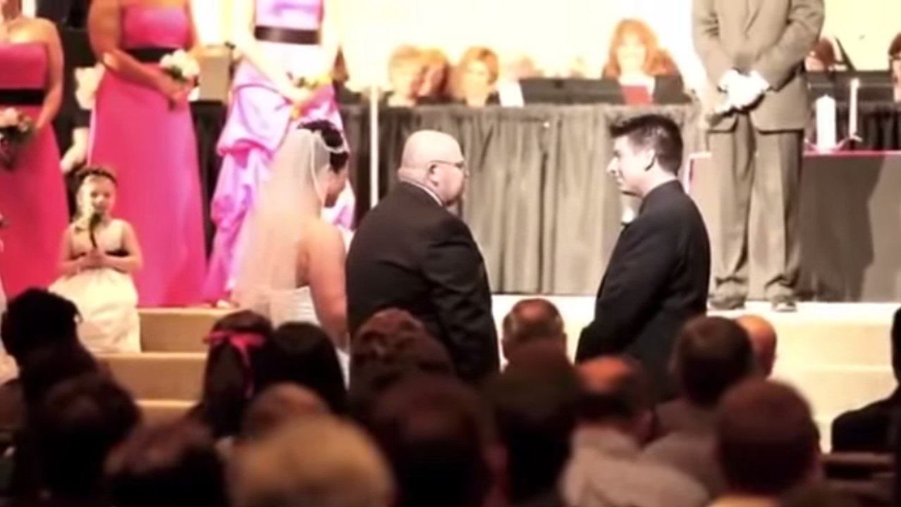 Der Brautvater erzählt bei der Trauung eine Hochzeitsgeschichte