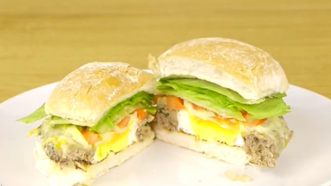 Dieser ultra leckere Gourmet-Burger wird alle Gäste am Tisch begeistern. Auf jeden Fall ausprobieren