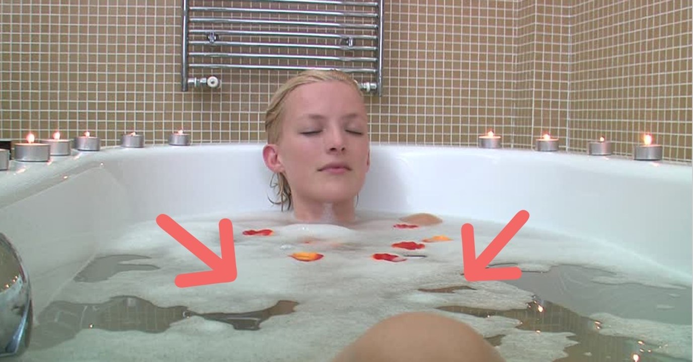 Während sie in der Wanne liegt, passiert mit ihrem Körper etwas FANTASTISCHES. Auch du kannst...
