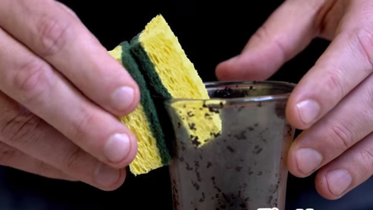 So reinigst Du eine Vase mit engem Hals