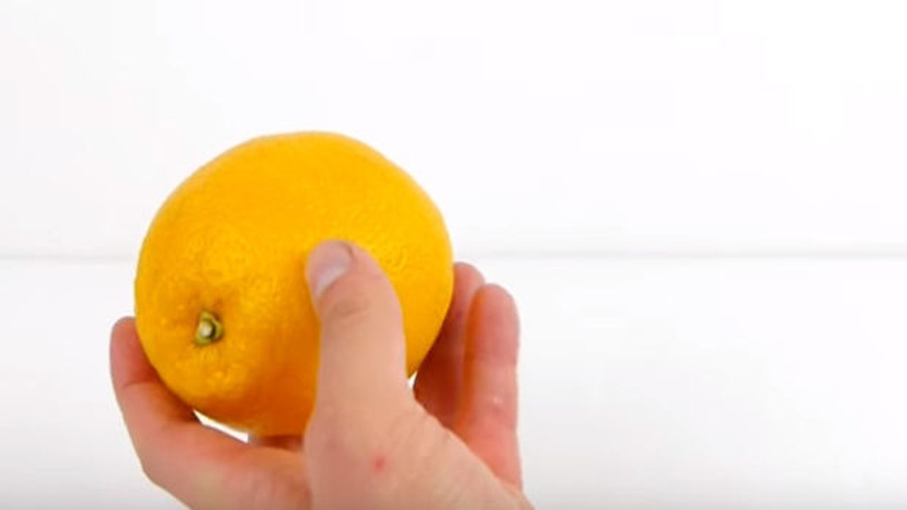 Diesen Trick, eine Orange so sauber wie möglich zu schälen, musst du kennen