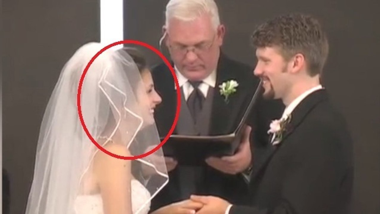 Alles verlief ganz normal bei dieser Trauung, bis er ihr den Ring ansteckte. Von da an lief alles aus dem Ruder!