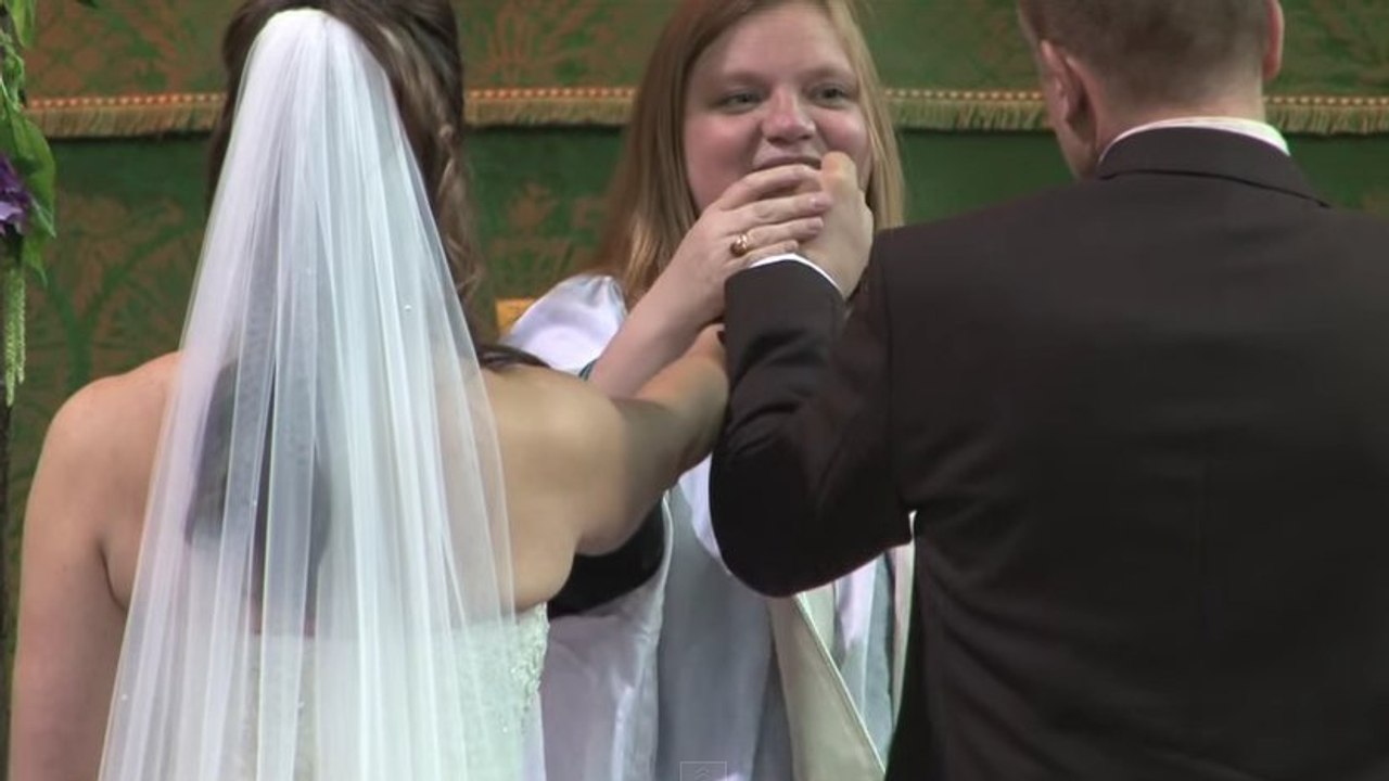 Mitten in der Zeremonie: Brautpaar überrascht Gäste