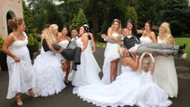 An dieser Hochzeit trugen alle Brautjungfern ein Hochzeitskleid... Ihr werdet schnell sehen, warum!