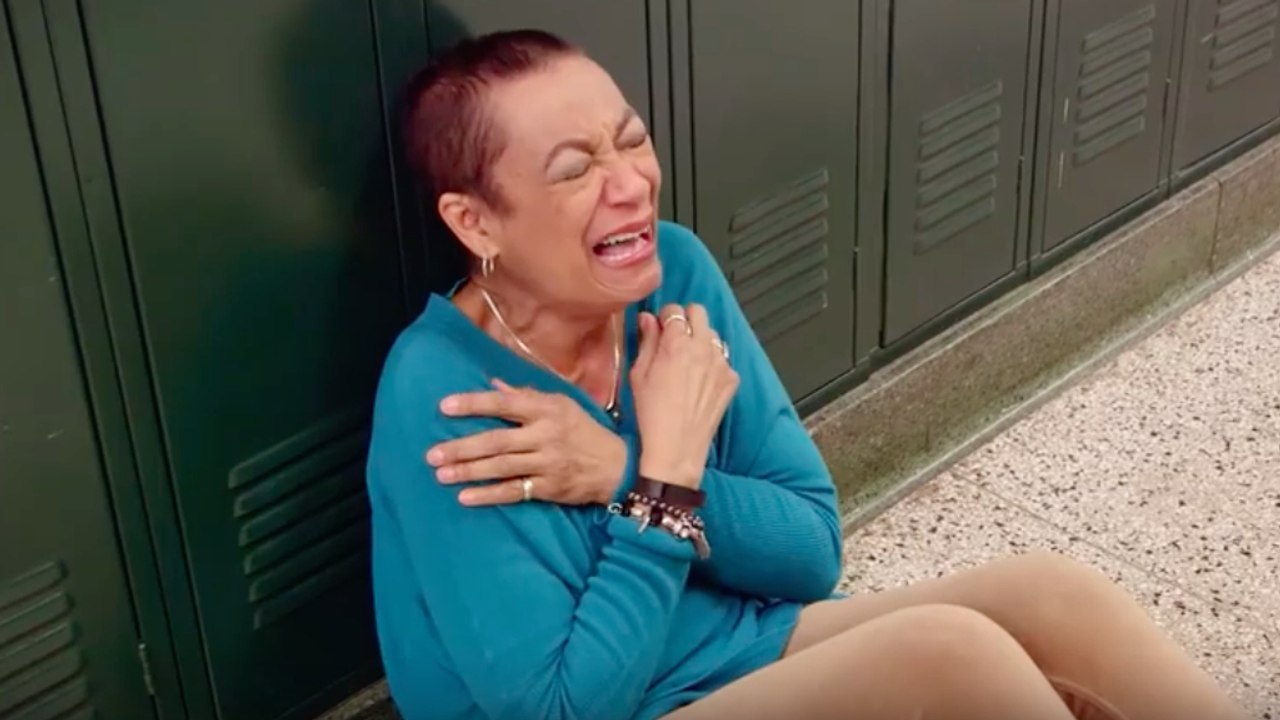 Eine kranke Lehrerin kommt zum Unterricht... doch auf das, was dann kommt, ist sie nicht gefasst!