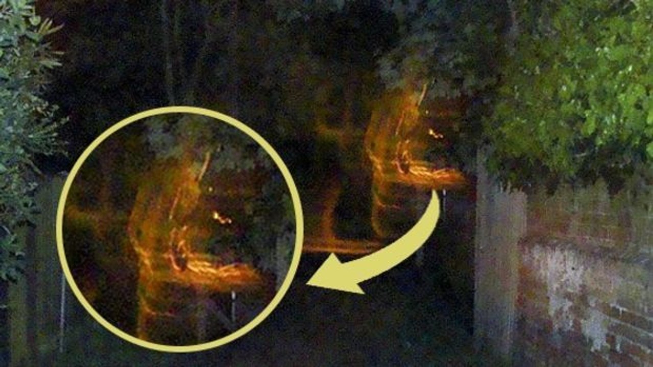 Er macht ein gespenstiges Foto vor einem Geisterhaus